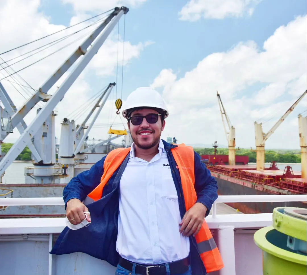 Miguel en el puerto durante el cargue de madera